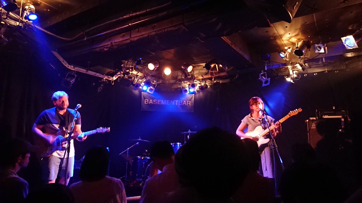 ville0096's tweet photo. 今宵はTape Wavesの来日公演を観に下北沢へ～。まるで夏の海辺で煌めく水面を眺めているかの如くメルティ&amp;ドリーミングなノスタルジック・ポップにウットリ。サウスカロライナの空気がそのまま流れ込んでくる様な雰囲気が堪らない。今のシーズンにピッタリなタイムリーな音だった…感謝。#TapeWaves https://t.co/2wtPTdpJaD