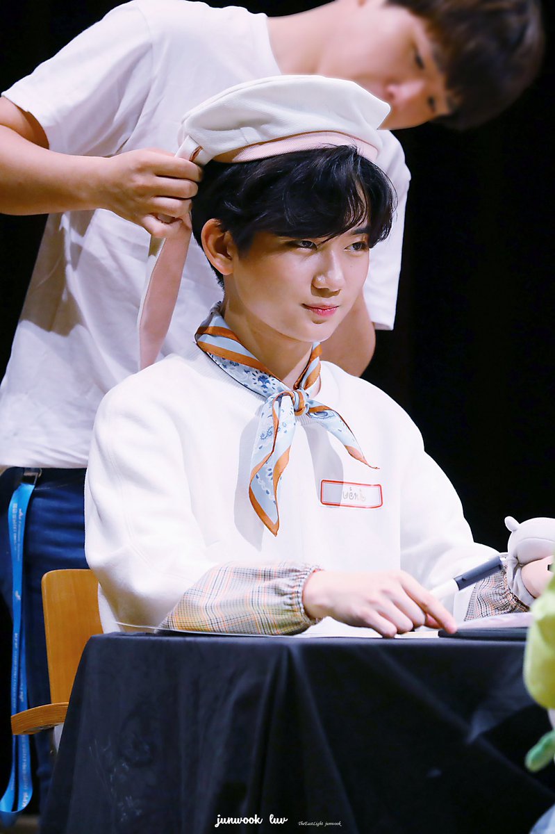 junwook_luv's tweet photo. 180610 수원팬싸

#더이스트라이트 #김준욱 #준욱 #설레임 #준욱이와_영원히_함께해요

겸댕 토끼우기로 변신 중(ฅ•ω•ฅ)

🐰https://t.co/O92qmDIyml
🐰https://t.co/OpVXqBkeXM https://t.co/ls9s8vung9