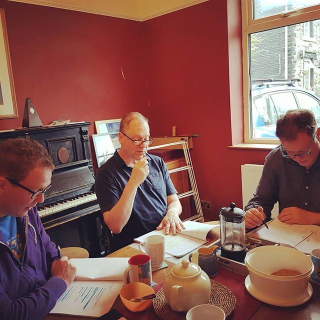 Writer Rob Johnston might be celebrating his birthday today, but our Invisible Man cast were hard at it again this morning. Happy birthday Rob!

#RLTInvisibleMan #sundaymorningrehearsals #teaandbiscuits #happybirthday #hydefestivaltheatre