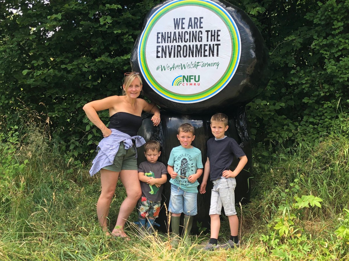 Give us a toot on your way to the ⁦@royalwelshshow⁩ on the A483 ⁦@NFUCymru⁩ #WeAreWelshFarming