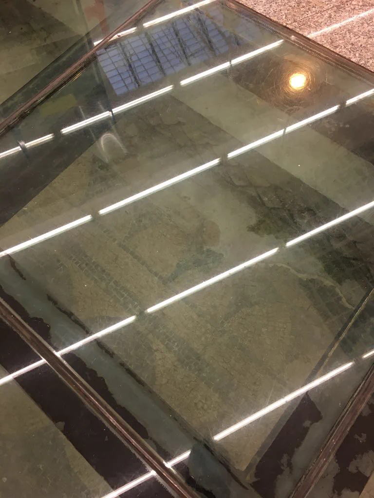 斬新な展示方法wローマのスーパーの床に展示される遺跡www