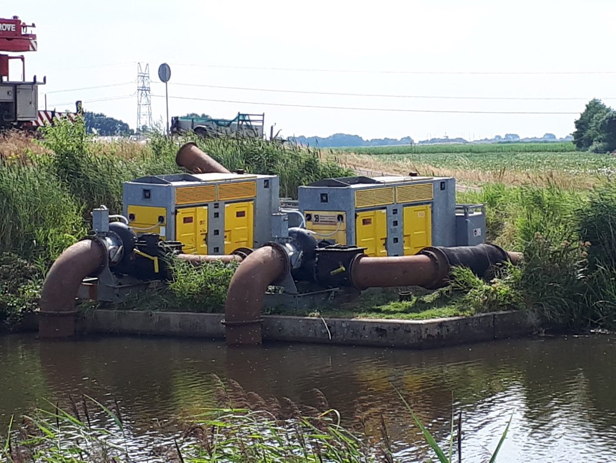 hunzeenaas's tweet photo. Vandaag zijn bij aanvoergemaal Veendam 2 extra pompen geplaatst, zodat het water nog sneller het gebied in kan. 2.000 liter water per seconde extra! Morgen komen er ook pompen bij de gemalen Vennix en Ter Apelkanaal. https://t.co/gcoUuLdXJO