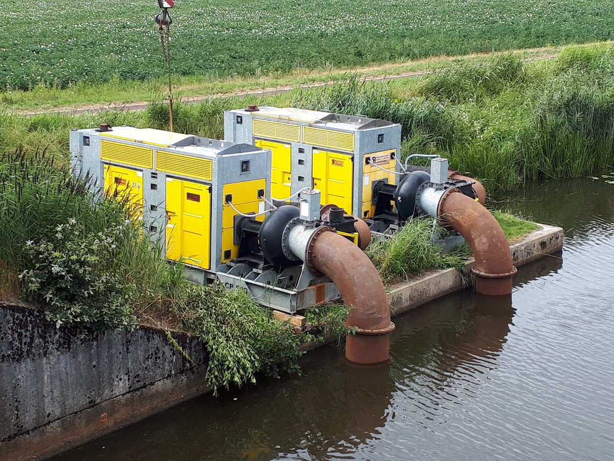 hunzeenaas's tweet photo. Vandaag zijn bij aanvoergemaal Veendam 2 extra pompen geplaatst, zodat het water nog sneller het gebied in kan. 2.000 liter water per seconde extra! Morgen komen er ook pompen bij de gemalen Vennix en Ter Apelkanaal. https://t.co/gcoUuLdXJO