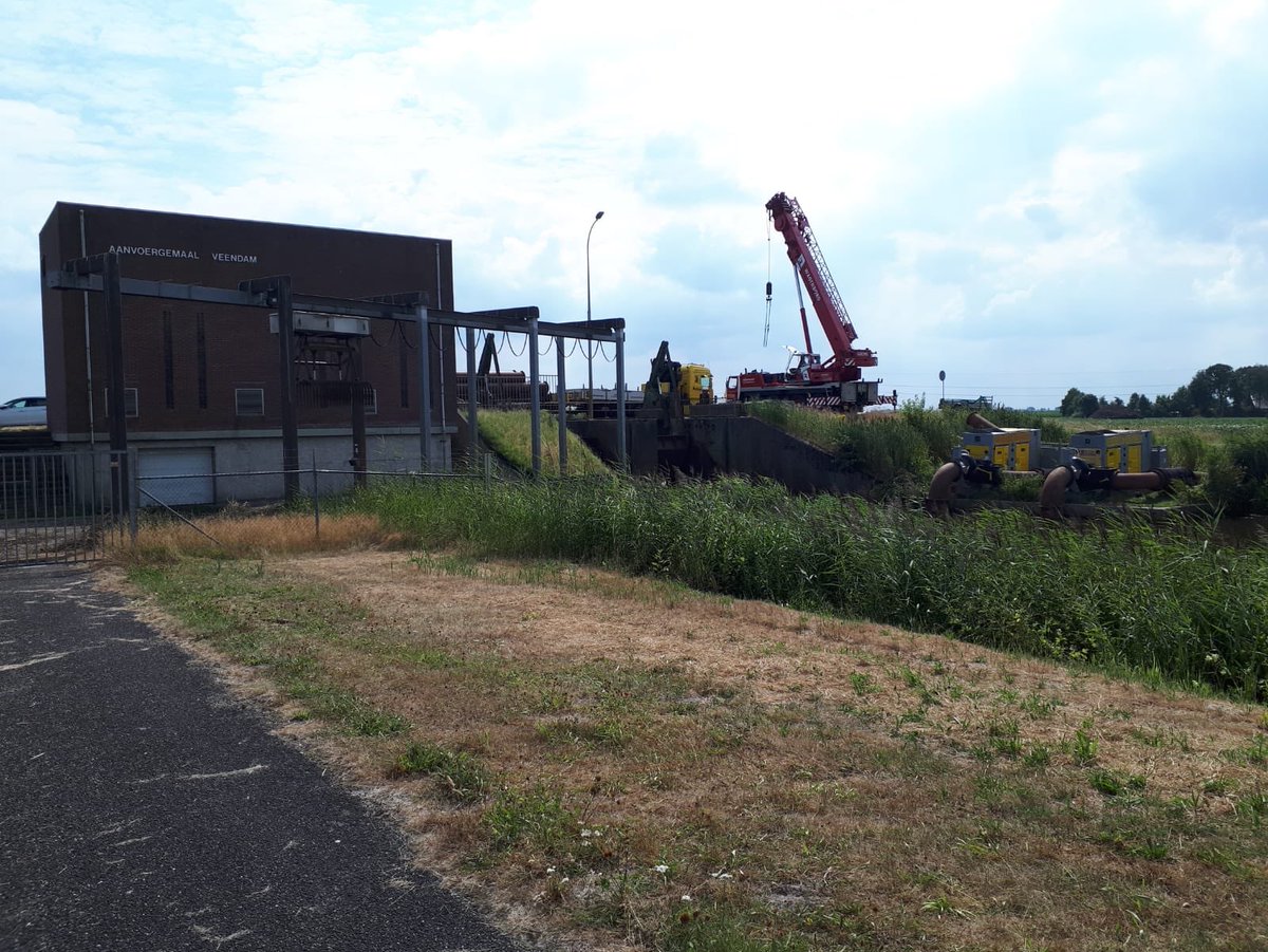 hunzeenaas's tweet photo. Vandaag zijn bij aanvoergemaal Veendam 2 extra pompen geplaatst, zodat het water nog sneller het gebied in kan. 2.000 liter water per seconde extra! Morgen komen er ook pompen bij de gemalen Vennix en Ter Apelkanaal. https://t.co/gcoUuLdXJO