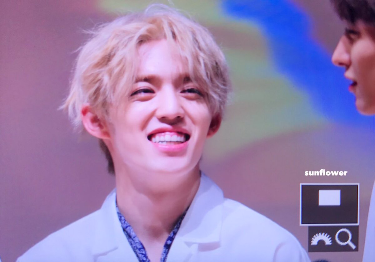 sunflower9588's tweet photo. 180722 팬사인회

#SEVENTEEN #SCOUPS 
#세븐틴 #에스쿱스 https://t.co/mY2MUMvTdh