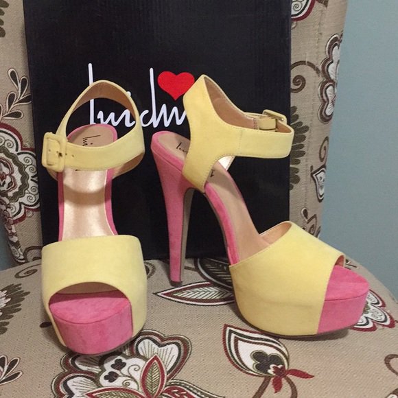 singlemom_org's tweet photo. So good I had to share! Check out all the items I'm loving on @Poshmarkapp #poshmark #fashion #style #shopmycloset #luichiny #cecelamour: https://t.co/3Or1gQ1rdc https://t.co/H293Hyms9Q