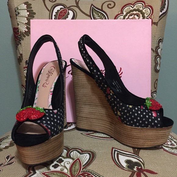 singlemom_org's tweet photo. So good I had to share! Check out all the items I'm loving on @Poshmarkapp #poshmark #fashion #style #shopmycloset #luichiny #cecelamour: https://t.co/3Or1gQ1rdc https://t.co/H293Hyms9Q