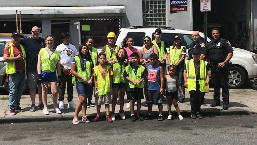 YonkersPD's tweet photo. While taking part in a neighborhood clean up, #NewMainStreet community volunteers were kept safe and sound by #YonkersPD 3rd Precinct Officers who did traffic control.
#KeepOurNeighborhoodsClean https://t.co/pxeo4RntTg