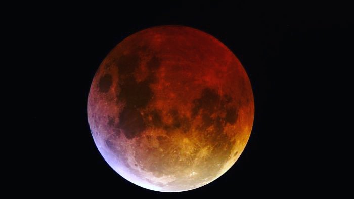 WorldSifa's tweet photo. Gerhana Bulan Total 'Blood Moon' 28 Juli 2018

Gerhana bulan Blood Moon tersebut, menurut pakar astrologi, akan berpengaruh kuat terhadap sejumlah zodiak.
Gerhana Bulan total 28 Juli akan berlangsung selama 6 jam 14 menit, mulai pukul 01.15 WIB hingga 06.00 WIB.

#gerhanabulan https://t.co/ymK3FYp8D3