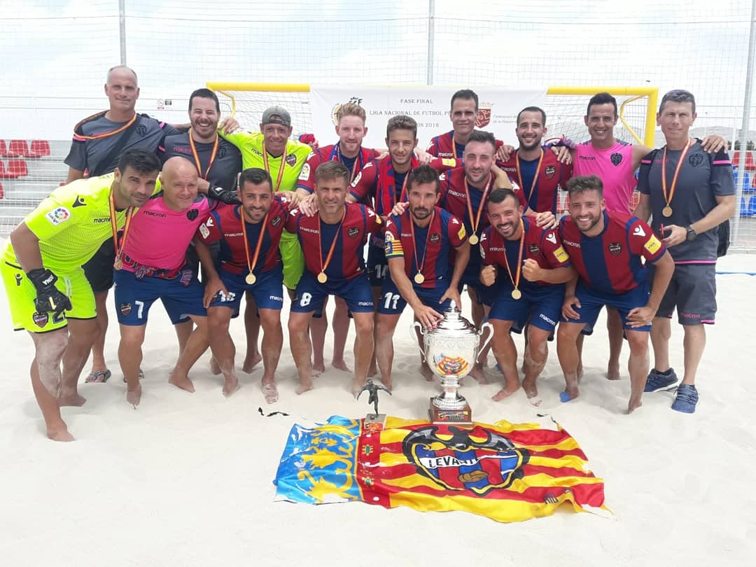 fdona1's tweet photo. ¡Campeones de la Liga Española! Sin perder ningún partido y ganando la final 8-2. Agradecer a mi equipo que me han ayudado a conseguir el Mvp de la Liga y sobre todo a un club como es @LevanteUD por apoyarnos y hacernos sentir cómo en casa desde el primer dia. #machollevant https://t.co/LNTxoLMVCS