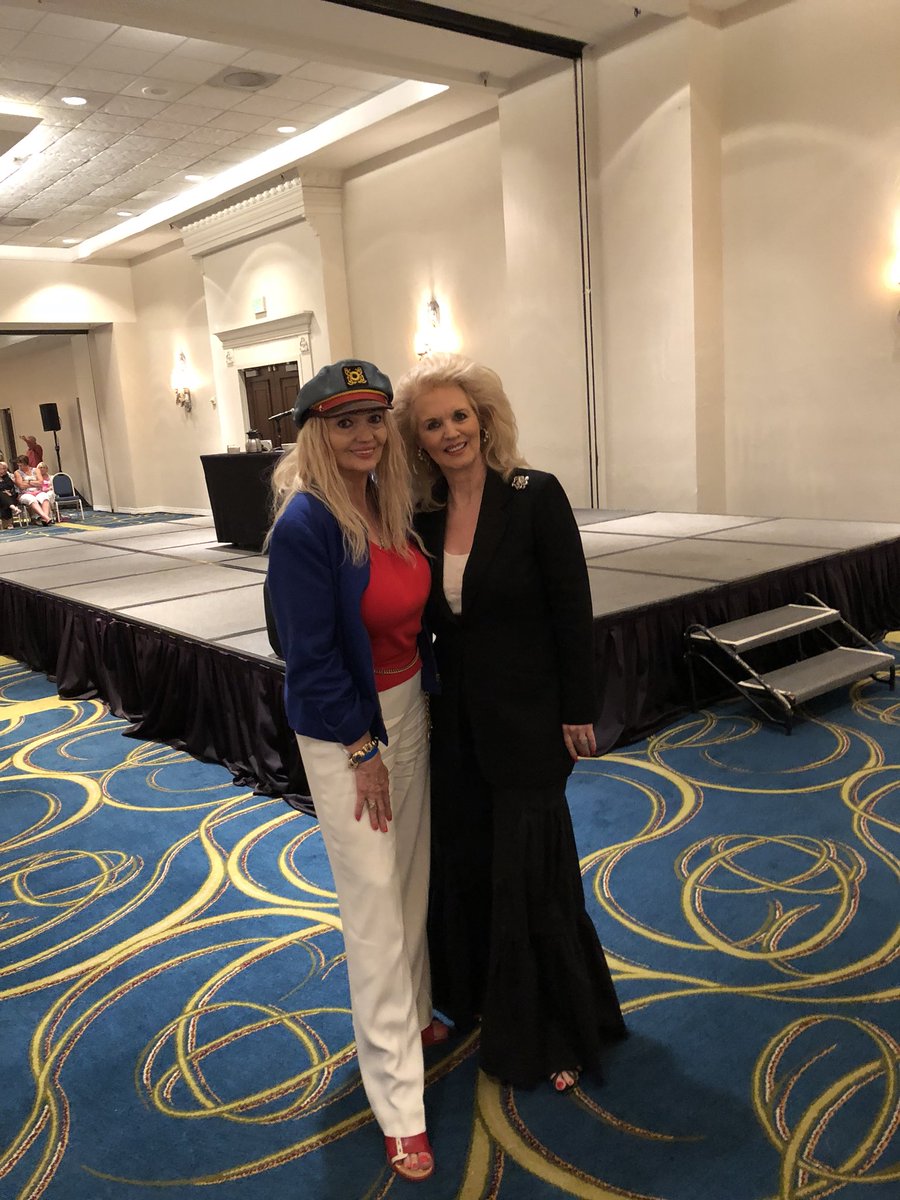 JensineBard's tweet photo. With #KimberlinforCongress and Linda Chapman Henry @ #DiamondandSilk #ChitChatTour https://t.co/NJP7h1jap1