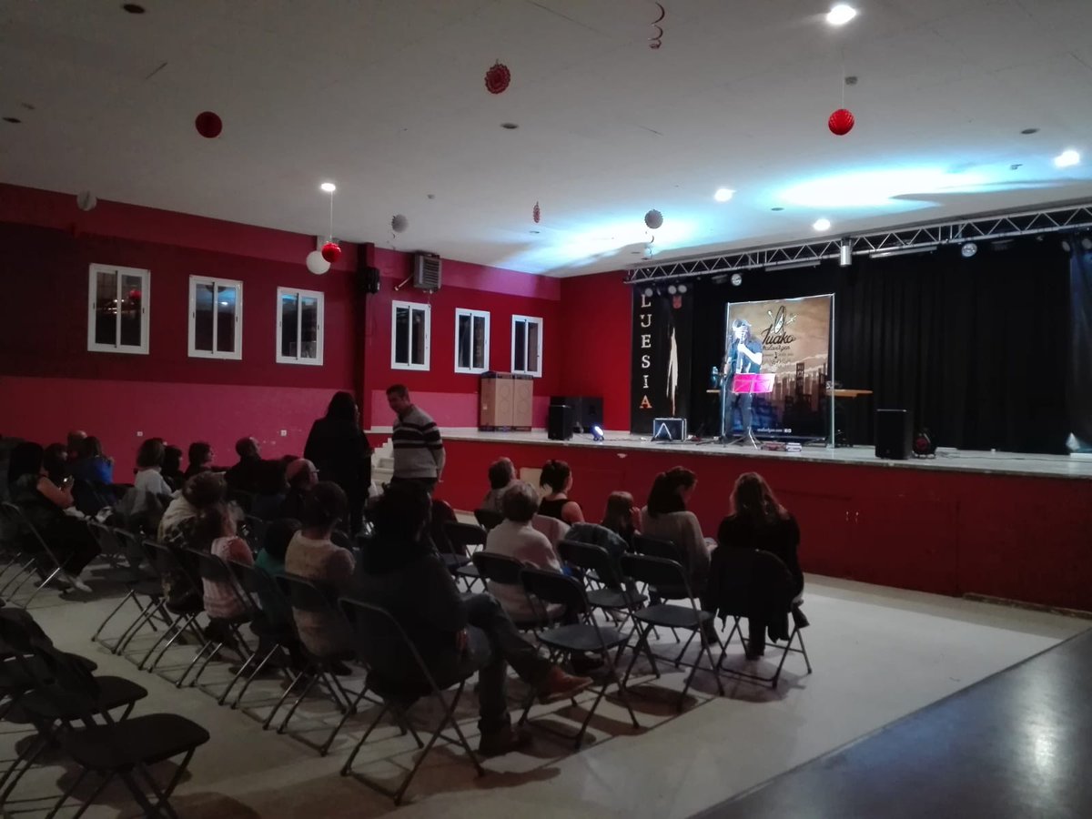 La noche de ayer de Luesia resultó muy divertida gracias al monólogo que Juako Malavirgen ofreció ayer en la localidad dentro de la programación cultural 'A la fresca en Cinco Villas'.