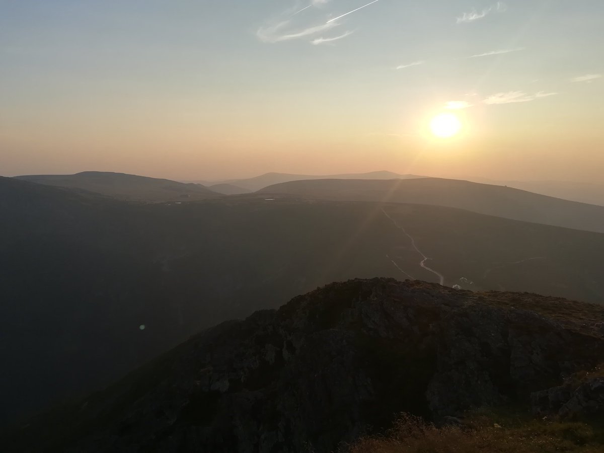 rorsachy's tweet photo. Dva dny se trmácíme po kopcích, že ulovíme západ slunce na Sněžce. Ta mrcha fotogenická se upejpavě schovává za hustým mrholením, nebo si nás opéká dokřupava. Ale pak na ni konečně koukáme z vrcholku.
K: "Ono jen tak visí nad obzorem a nic nedělá."
Já: "Nojo. Jdem domů."
#horalky https://t.co/ByjjuaVpgk