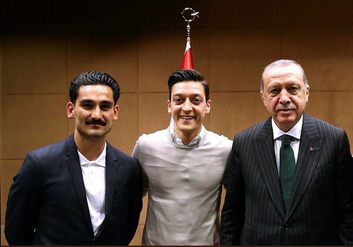 NAGiHANKARADERE's tweet photo. Mesut Özil, Almanya milli takımından emekli olduğunu açıkladı..

Mesut Özil: Benim Türk kökenime saygısızlık yapıldı. Artık yeter. Irkçılık hiçbir zaman anlayışla karşılanmamalı.

Sana da seni yetiştiren anaya ve babaya da helal olsun.. 👏👏👏🇹🇷🇹🇷🇹🇷 #MesutOEzil https://t.co/YcZHJKHoK2