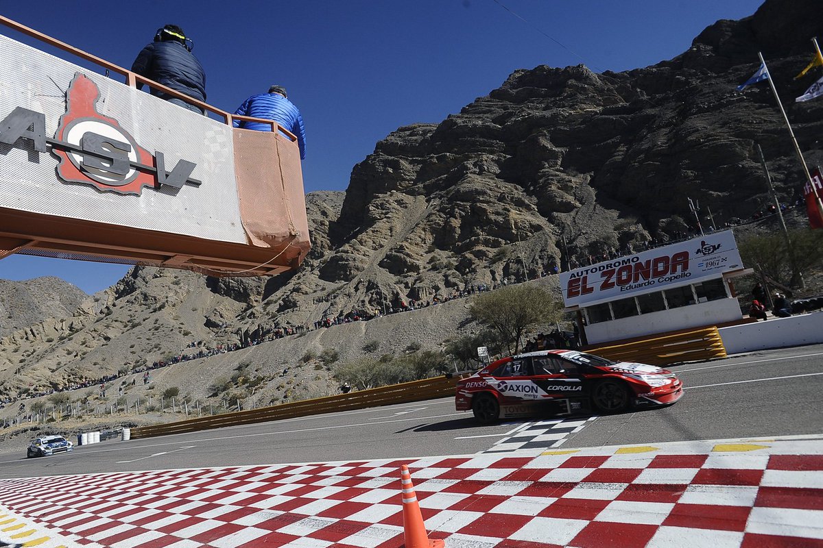 Diario_Extra's tweet photo. #STC2000SanJuan 🏎️ | Festejo "granadero" en El Zonda 

@rossimatias se impuso en San Juan tras una linda pelea con @AgustinCanapino y le dio el mejor regalo a Toyota, que cumplió 250 carreras dentro de la categoría 🏁. El torneo está que arde 🔥.

📸@SuperTC2000 https://t.co/XwZzUcirV2