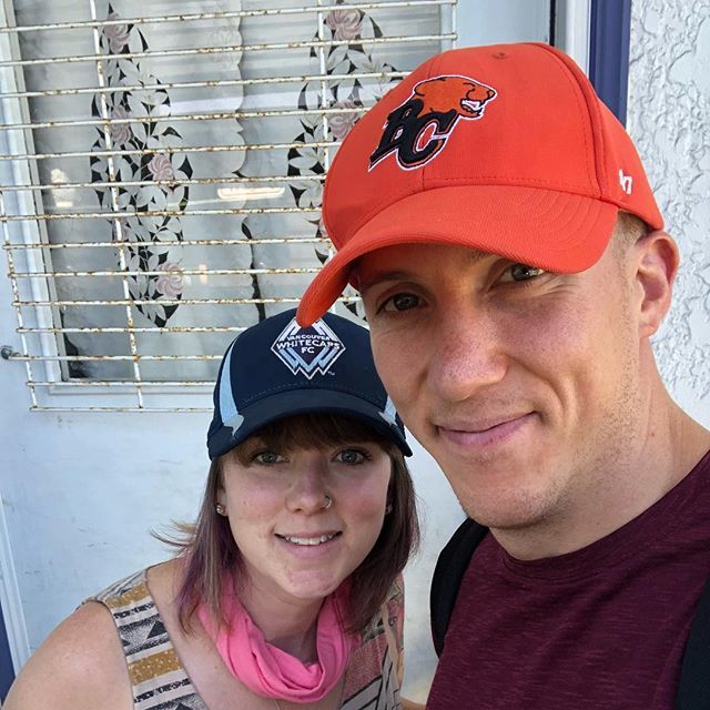 SeanSeale's tweet image. When your head’s so small that you can wear your kids’ hats!
#cheapclothes #tinyheads #baseballgame ift.tt/2Nwc4WM