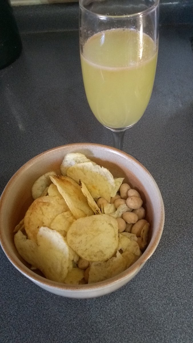 SiempreYiya's tweet photo. ☝️Algún Número o masajista?? Nacesito ayuuuuuuaaaa 😅
Se me cae el brazo desde el omóplato hasta el hombro😫😥
Ya me está empezando a poner idiota el dolor🤣🤣
Mientras alguien se apuesta tomaré un buen relajante pero no me olviden porfassss
#piscosouer a la cena😋😅 https://t.co/e9jVZoMAJW