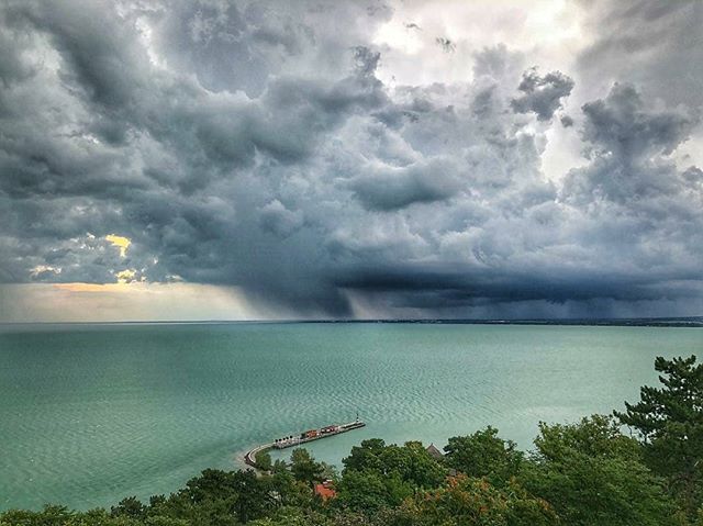 viby_balaton's tweet photo. Regrann from @tamas_rudolf - #view #tihany #balaton #stormview #stormclouds #photography @smugmeal & @nr86hu & https://t.co/lL4FAFpoyr - #regrann https://t.co/P2bzyefQyi https://t.co/XdXMVSMnGI