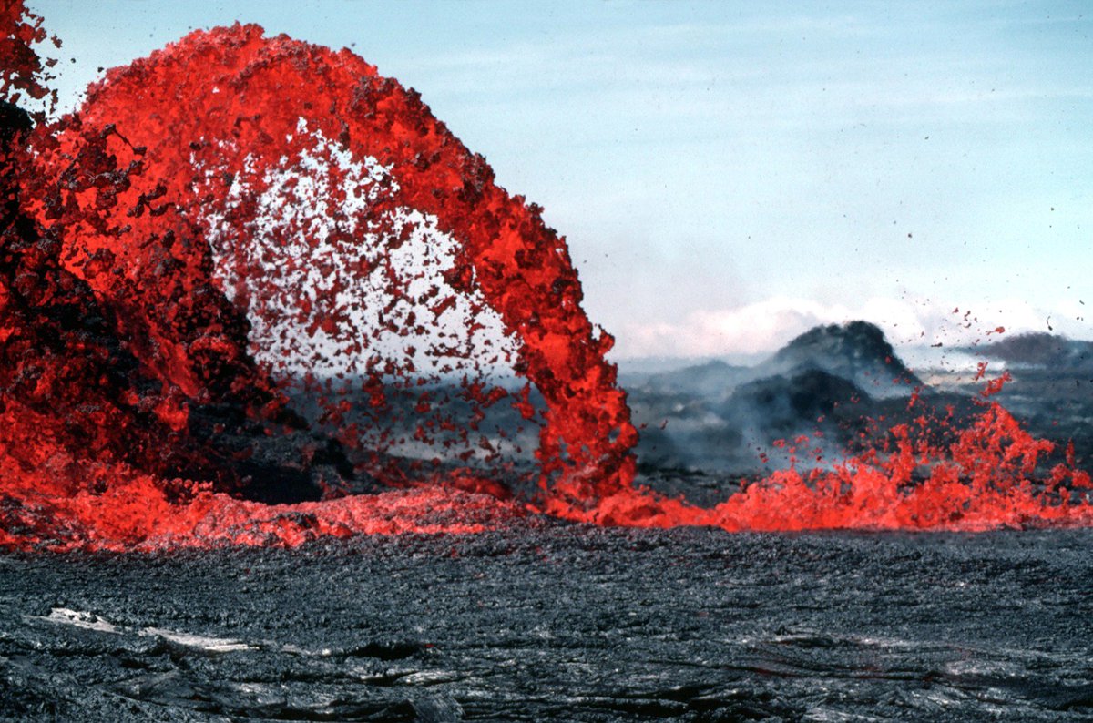 daniellew0123's tweet photo. How to find yourself in a #basalt flow - https://t.co/7XGUJUZk0I ....but not this flow, bc if you were in this one you'd be dead. #summer #fieldwork #usgs #edmap #osu #oregonstateuniversity (Image:WikiCommons) https://t.co/BWyNm7OS79