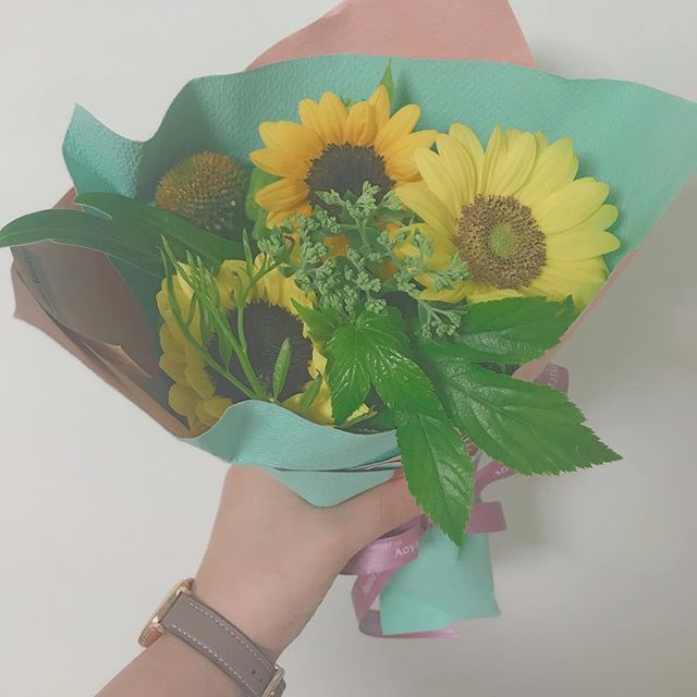 pan22xx's tweet photo. 多分人生で初めて生きてる花束貰った💐
最高なサプライズありがとう😂💓
ほんとに素敵な友達に恵まれてるなって改めて思った。 https://t.co/NKt5t42n5s