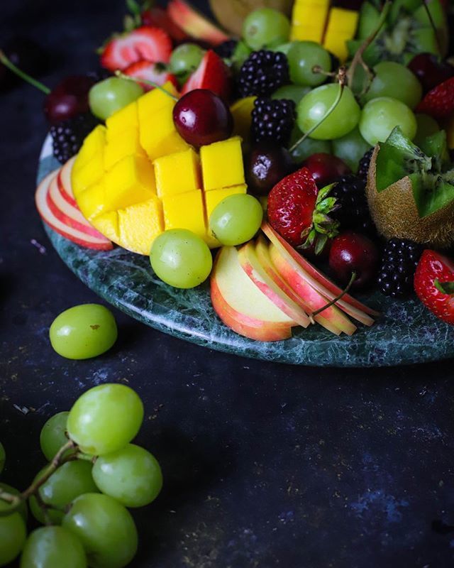 gannskitchen's tweet photo. Mango is my favorite fruit, how about you?
.
.
#fruitplatter #fancyfruit #f52grams #heresmyfood #heresmyfruit #fruitarian #foodfluffer #hautescuisines #beautifulcuisines #feedfeed #darktablemood #foodphotography #foodphotograher #darkfoodphotography #tro… https://t.co/cOlhvYNQD3 https://t.co/tnvKjOcpLn