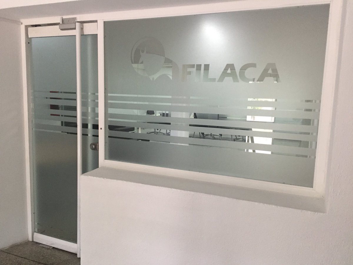puzzlegas's tweet photo. Instalación de vinil esmerilado para Plata Filaca en el vigía #Puzzlegas #filaca #vinil #esmerilado #publicidad https://t.co/5nrrgII8PC
