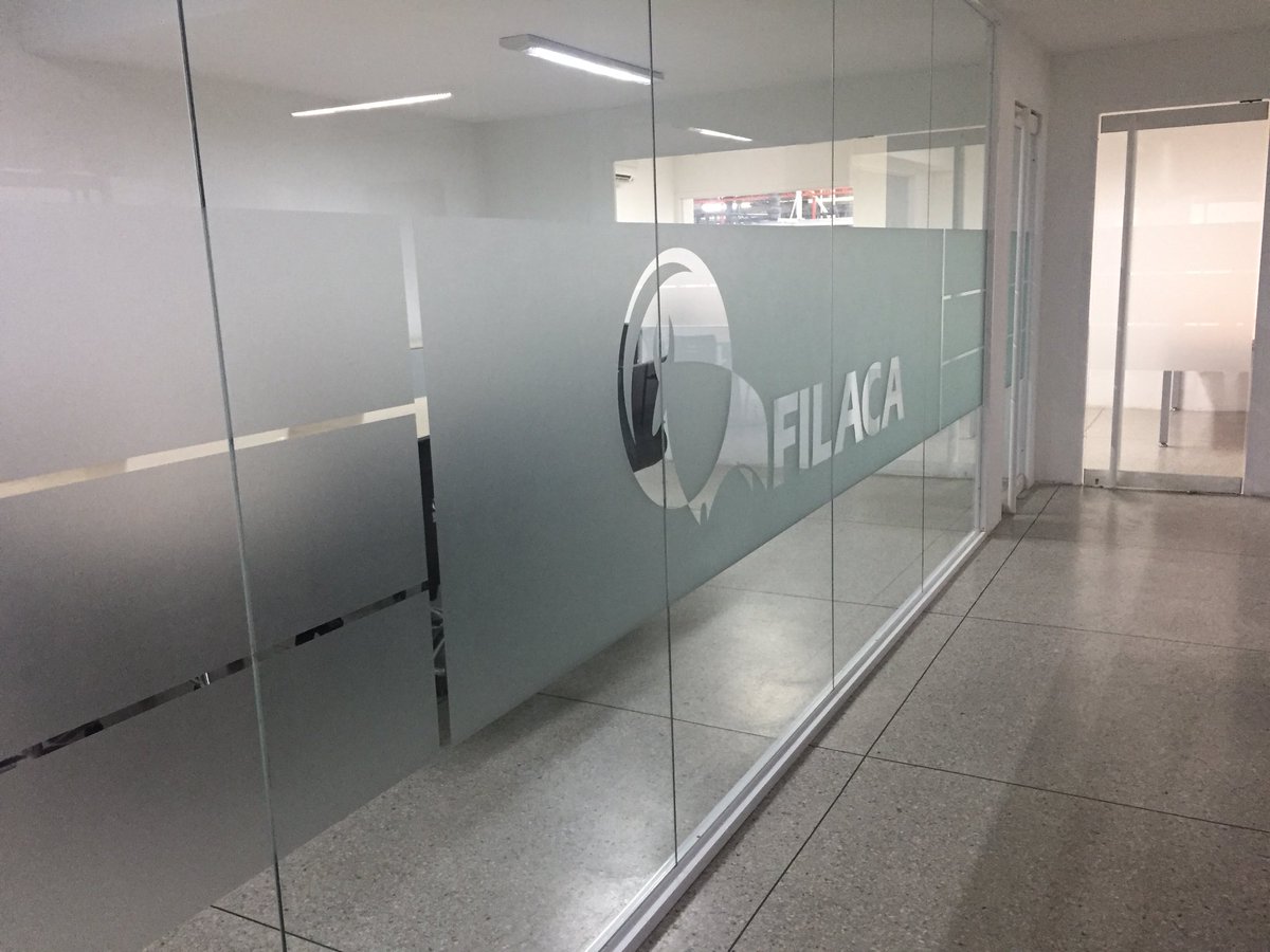 puzzlegas's tweet photo. Instalación de vinil esmerilado para Plata Filaca en el vigía #Puzzlegas #filaca #vinil #esmerilado #publicidad https://t.co/5nrrgII8PC