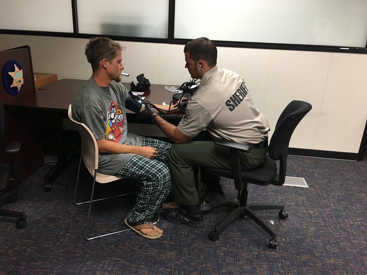 VENTURASHERIFF's tweet image. Sheriff’s Drug Recognition Experts (DRE’s) evaluating subjects under the influence of prescription/illicit drugs, and also working at a DUI Checkpoint screening drivers checking for drinking impairment from drugs/alcohol/marijuana @OTS_CA @toaksvcso @CHPMoorpark #weedui