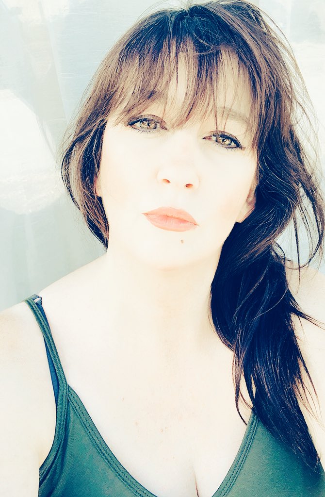 KerrieGibbons's tweet photo. So not a sun worshiper! #pale #lillywhite #Heatwaveuk #hothothot #vertiligo https://t.co/id5N7dRmsI