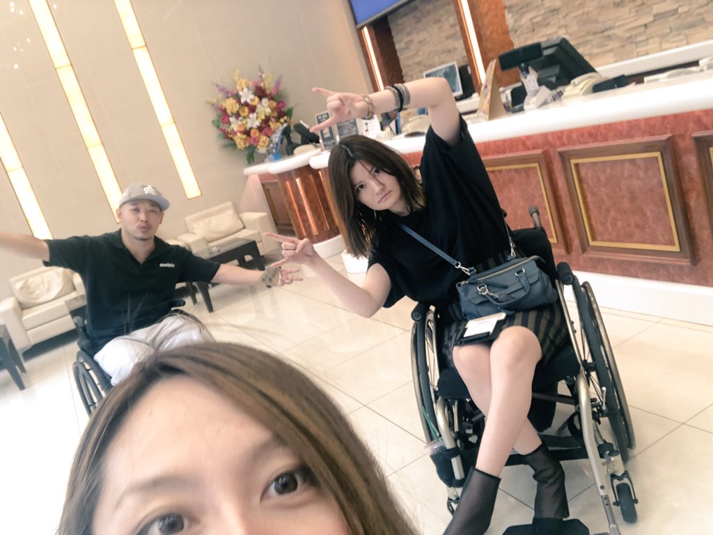 NakashimaMinion's tweet photo. 車椅子ラッパーのラージさんと初対面💕
熱い想いのあるラージさん素敵だったなあ。レナとラージで六本木を車椅子3台走行している時、めっちゃ見られておもろかったw
みんな見た目がいかつくて怖かったのかなw
#車椅子集団 #車椅子イケイケ集団 #六本木 #LargeT https://t.co/M7kGZ1GV8b