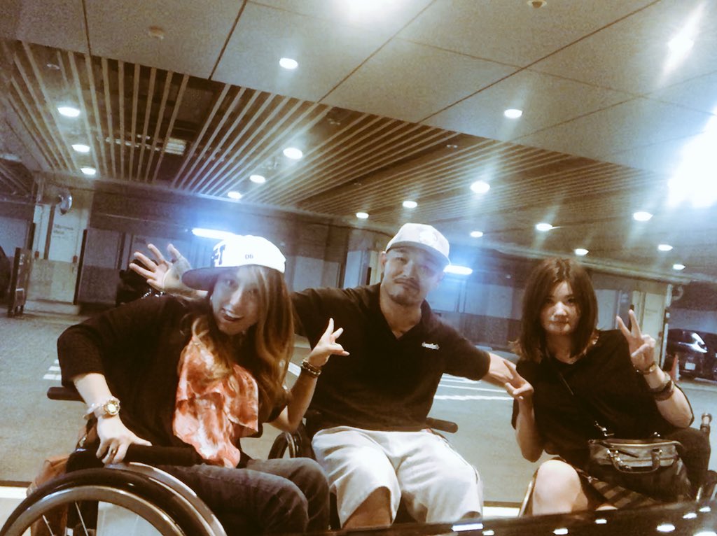 NakashimaMinion's tweet photo. 車椅子ラッパーのラージさんと初対面💕
熱い想いのあるラージさん素敵だったなあ。レナとラージで六本木を車椅子3台走行している時、めっちゃ見られておもろかったw
みんな見た目がいかつくて怖かったのかなw
#車椅子集団 #車椅子イケイケ集団 #六本木 #LargeT https://t.co/M7kGZ1GV8b