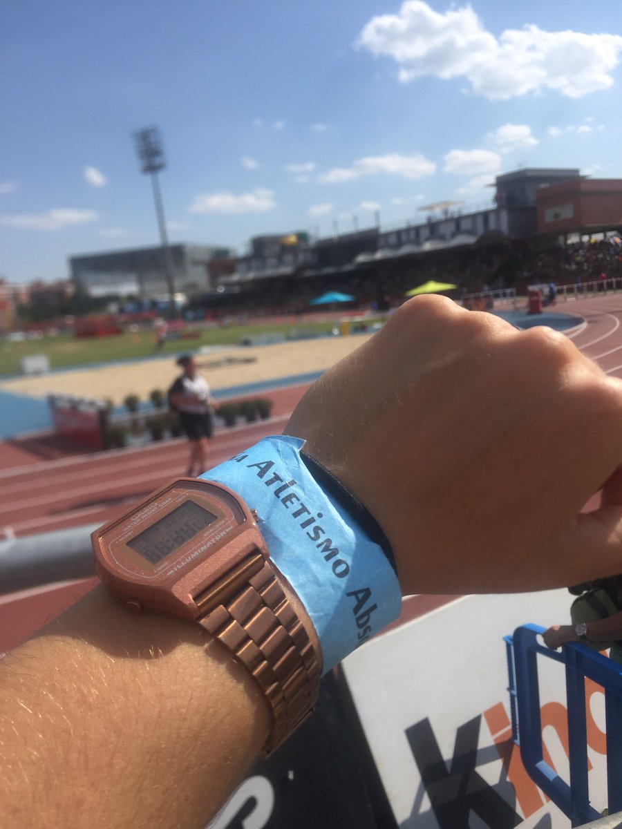 RaquelBenee's tweet photo. Atletas al sol, y 1/4 de grada vacia cerrada, sin posibilidad de nada, a no ser que sean vip. Pero 35° señores.  Pesima organizacion BRAVO #CampeonatodeEspañaAbsolutoGETAFE2018 @atletismoRFEA https://t.co/qywqTmFHIF