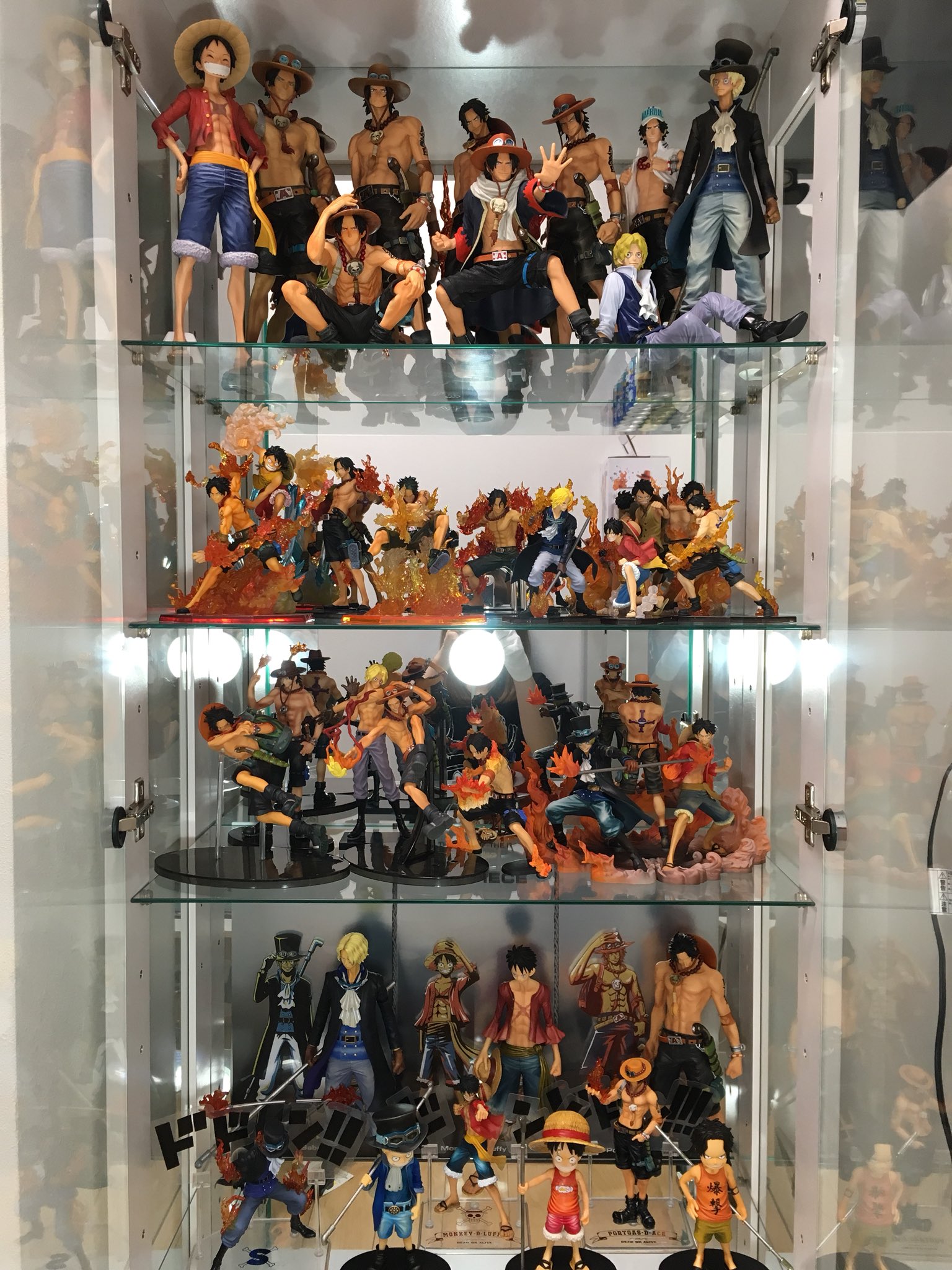 はむすけ One Piece連載21周年おめでとう 記念に一番くじ引いてみたけど エースフィギュアこなかったよ まぁそれはまたリベンジするとして マグとプレート揃ったのは嬉しい ワンピースフィギュアを投稿しよう ワンピースの日 T Co
