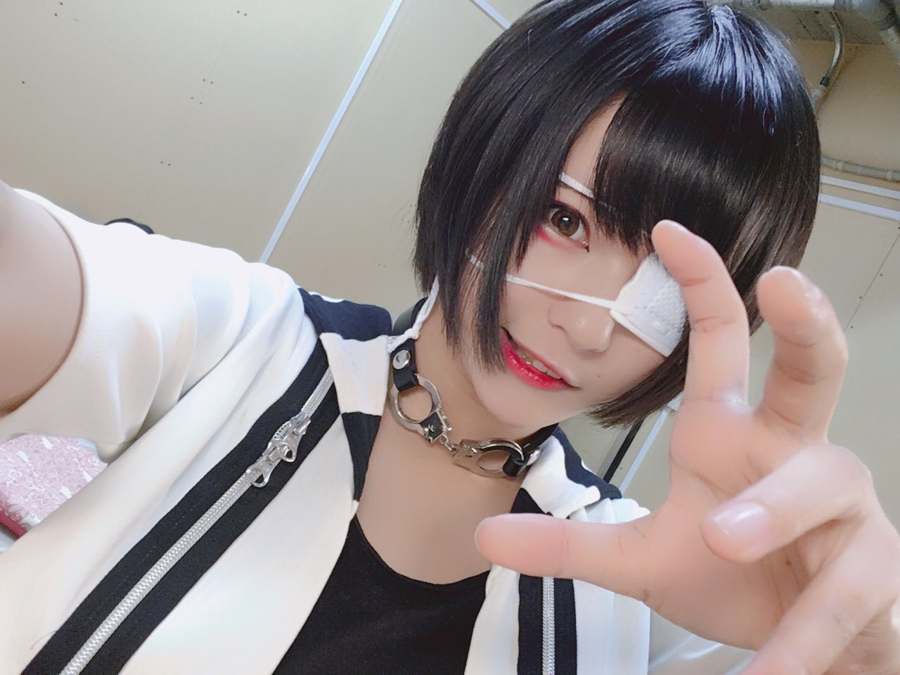 てのひらえる Tenohira El Ragdollzさんレコ発ありがとうございました 久々の大阪めちゃめちゃ楽しかった 久々に会えた人も居て嬉しかった みんなの楽しそうな顔見てるのが幸せやな いつもありがとう 今日は眼帯つけて物販してたけど
