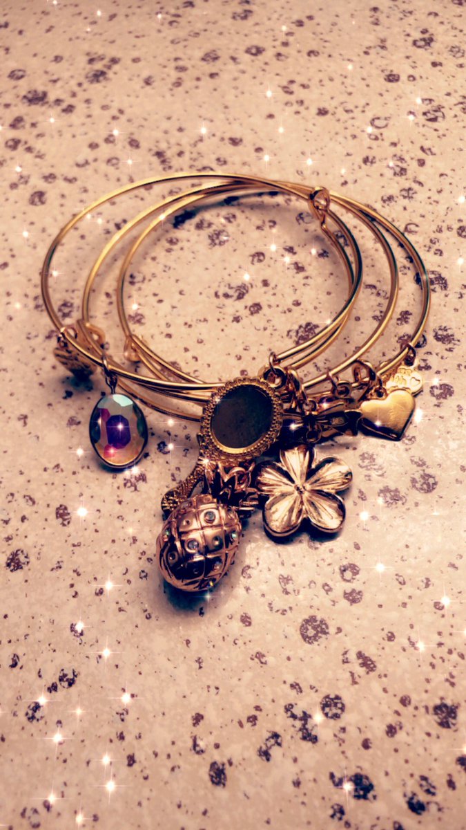 luvleitweets's tweet photo. Gold Bangles For Sale Starting at $5 To Place an order Dm or Text 216-965-8991 #Becharmed 💎#TheCharmFactory 🎁 #armcandy 🍭#jewelry&accessories 💜 https://t.co/zsOXxbb0zv