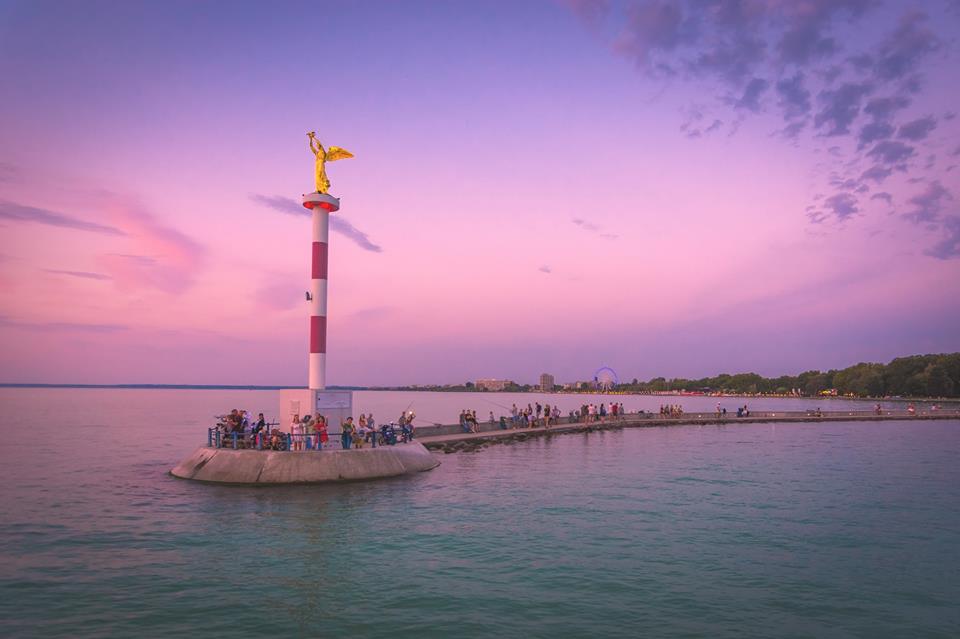 nonstopbalaton's tweet photo. 5+1 kihagyhatatlan látnivaló Siófokon, ha pezsgésre és nyugira is vágysz
Olvasd el itt: »  https://t.co/7JUQNnN47B
#utazoblogger #lakebalaton #magyar #Siofok #travel 
fotó: Stöci photo https://t.co/OuL9Ivj1gN