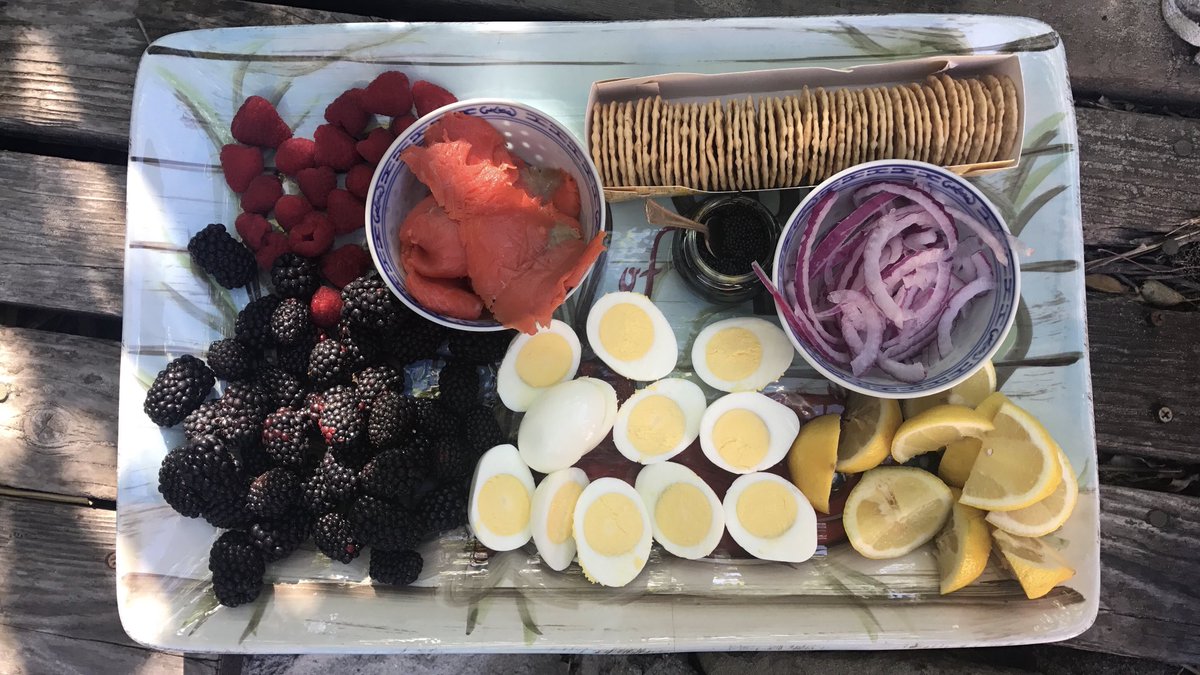 805Fit's tweet image. Good morning Sunday brunchers! 🌻🍉🍳😍🏃🏼‍♀️👙🐥💐🍀 Just made a gorgeous platter with a healthy spin on the classic locks bagel!