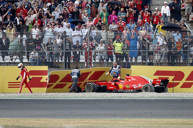 Diario_Extra's tweet photo. #GermanGP 🚗 | Hamilton le devolvió gentilezas a Vettel 🏁

El inglés, que largó 14, ganó en Hockenheim, la casa del alemán, se tomó revancha de lo sucedido en Silverstone 🇬🇧 y recuperó la cima del Mundial. El piloto de Ferrari tenía el triunfo a su alcance pero se despistó. https://t.co/jIltJ6nA9N