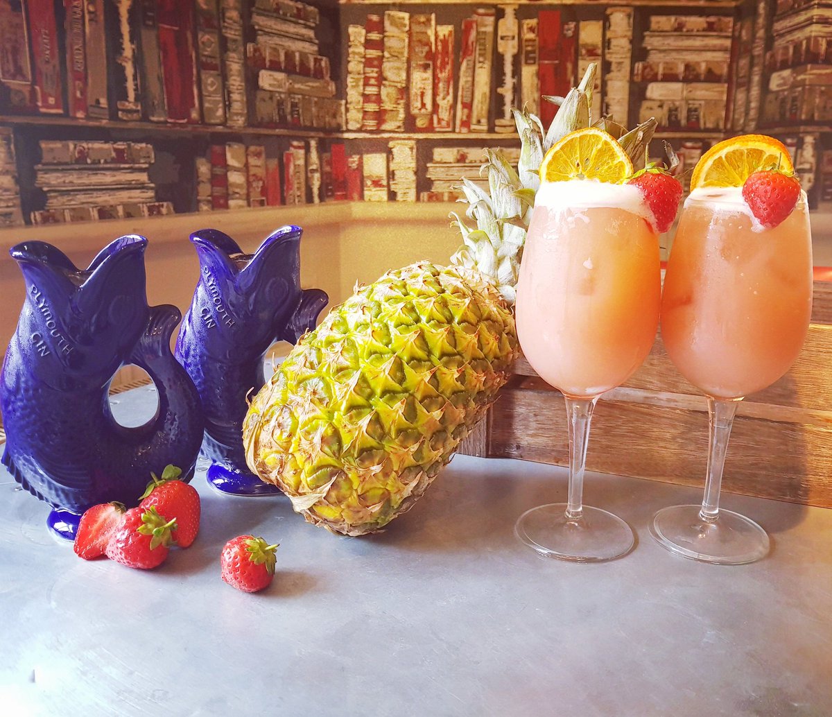Revs_NUL's tweet photo. It's our Happy Hour !! 

All of our ❤ cocktails are on 2-4-1 including all of our gin specials every day from 5-9, this is an offer you can't miss out on ! 

#newcastleunderlyme #revolutionbars #happyhour #ginoclock #bombaysapphire  #plymouthgin  #beefeatergin  #sundayfunday https://t.co/Z0tJCwUGB5