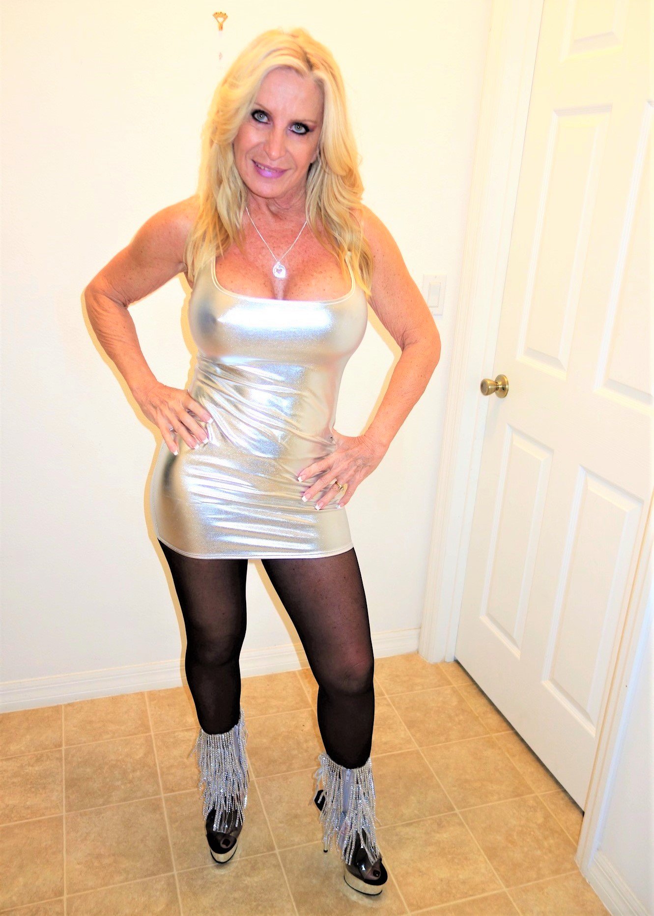 2 pic. Stunning in silver with black pantyhose! https://t.co/HDI4oZdrLS