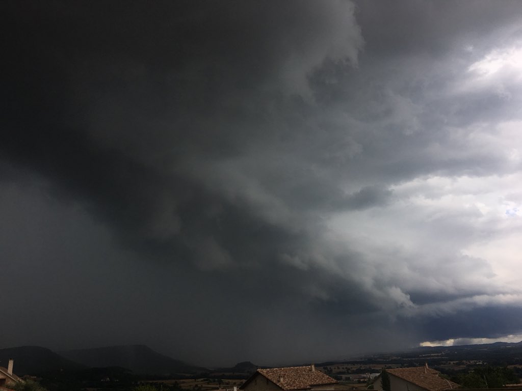 Ja arriba.... 🌩⛈⚡️#Moià