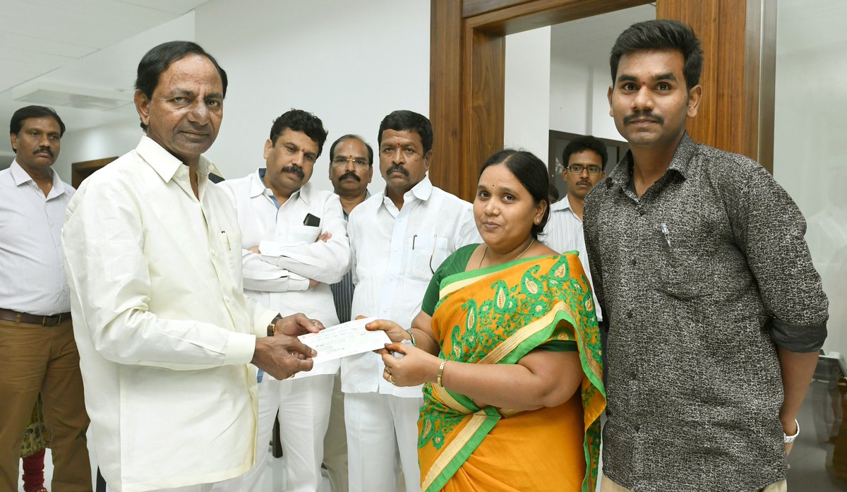 TelanganaCMO's tweet photo. Hon'ble Chief Minister Sri K. Chandrashekar Rao gives a cheque for Rs. 5,00,000 to Smt. Padmavathi wife of late constable Krishnaiah for the education of her child who is studying MBBS IV year at Karimnagar at Pragathi Bhavan today. https://t.co/hYtJ6lRIxS