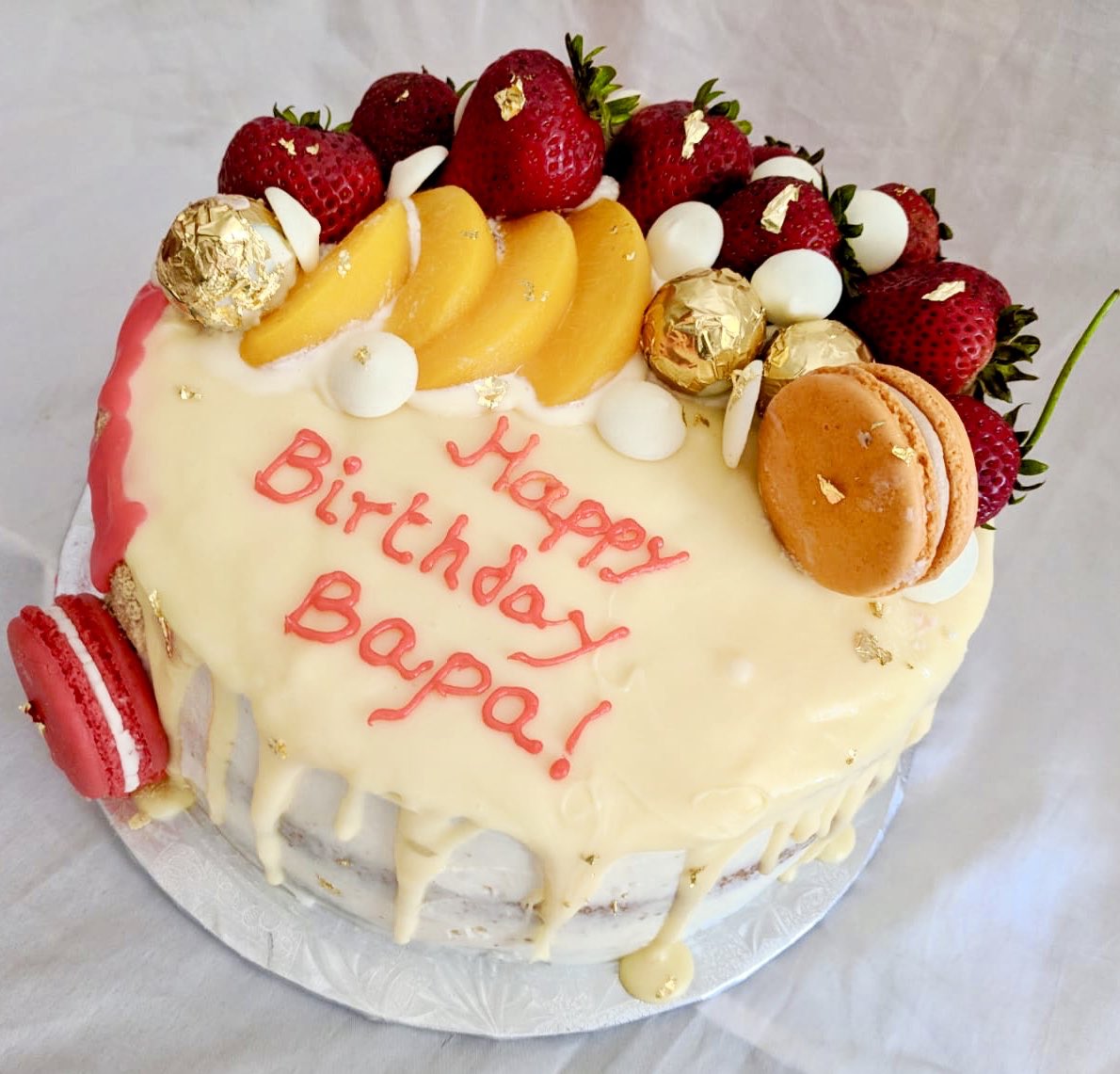RuqqaiyaN's tweet photo. Layers of butter pecan cake filled with fresh strawberries and peaches on top of vanilla pudding and fresh whipped cream #fruitcreamcake #cakeart #cake #bake #baking #fruits #pudding #vanilla #pecans #buttercream #butter #spongecake #baking #macaroons #birthday #birthdaycake #red https://t.co/3mHCoYjfsO