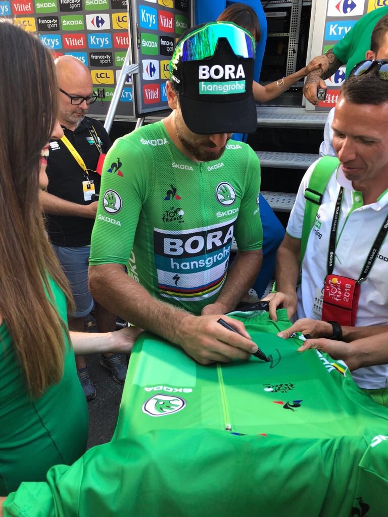 WeLoveCyclingFR's tweet photo. RT pour gagner ce #MaillotVert signé par @petosagan ! 💚

#ŠKODAWeLoveCycling https://t.co/ofrlNAv6EH