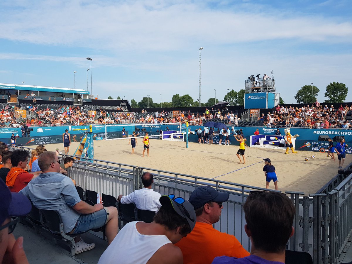 elsvandekar's tweet image. Bij wedstrijd Spanje - Rusland troostfinale EK Beachvolleybal.  Gaat zo beginnen. Goede sfeer en perfect  beach weer.