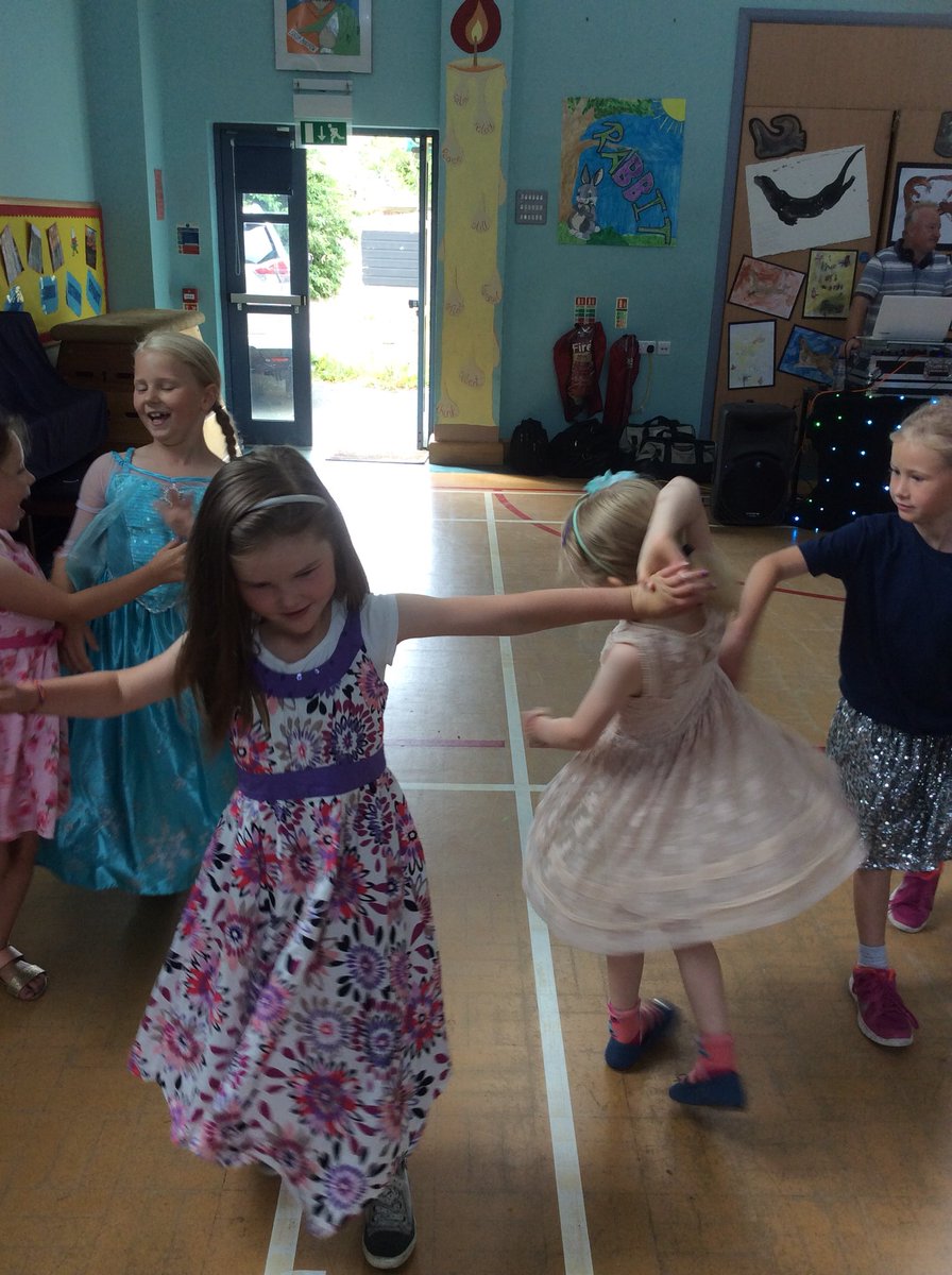 ybd_stdavids's tweet photo. ✨Dosbarth Meithrin, 1 a 2 ✨
Last day of term! And we all celebrated with a D.I.S.C.O!!
💃🕺🏻💃🕺🏻💃🕺🏻💃🕺🏻💃🕺🏻 https://t.co/2UmxISJJPi
