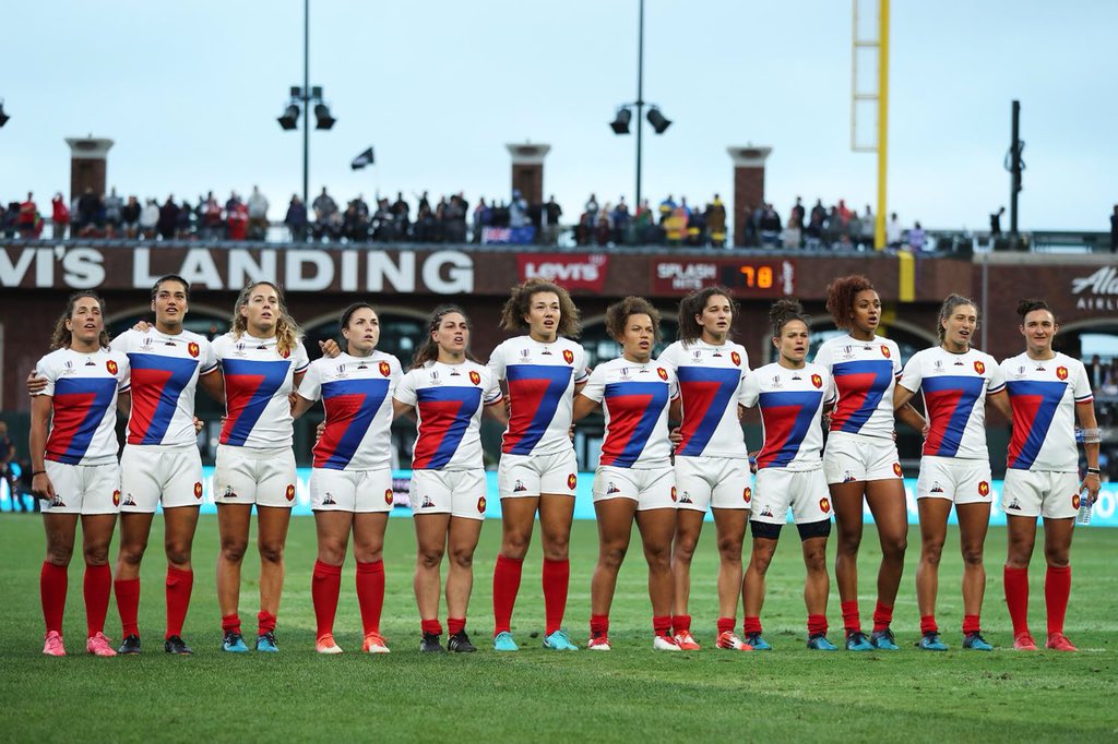 Vice Championnes du Monde de rugby à 7 🥈Une Marseillaise chantée à l’autre bout du monde, merci à tous ceux qui nous ont poussé jusqu’au bout, que de bons souvenirs avec cette équipe de dingue 💙⚪️❤️ Félicitation aux <a href="/BlackFerns/">Black Ferns</a> pour cette belle finale et ce titre 👏🏼😊