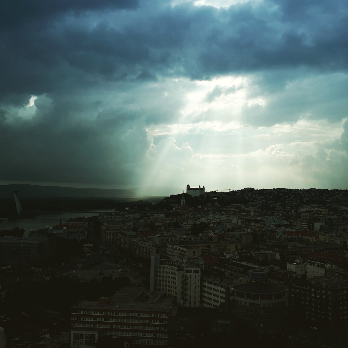 fedeDiCandido's tweet photo. #Bratislava #bratislavacastle #bratislavacity around storm , lightening castle https://t.co/tG8eV3UTAD