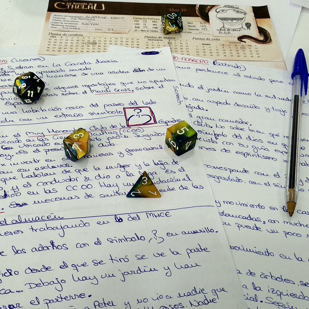 MorweNIam's tweet photo. Cuando no sabes si estás jugando al rol o preparando unas oposiciones... #LaLlamadaDeCthulhu #LosPrimigenios #Cthulhu #JuegosDeRol #Rol #Dados #Dice https://t.co/NmnsaVaO2u