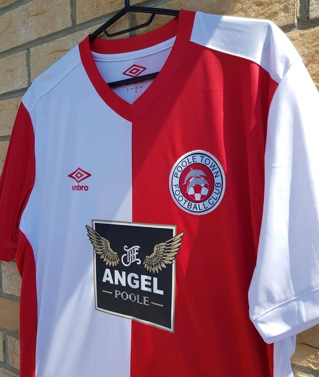 FootballKitsBH's tweet photo. A detailed look at the new @PooleTownFC home jersey from @UmbroUK as they look to bounce back in style for the 2018/19 season.
Sponsored by The Angel in Poole & available to purchase from the club shop.
π¬π¬ #dolphins #footballkitsdirect #pooletownfc #umbro https://t.co/lPfYM8huun